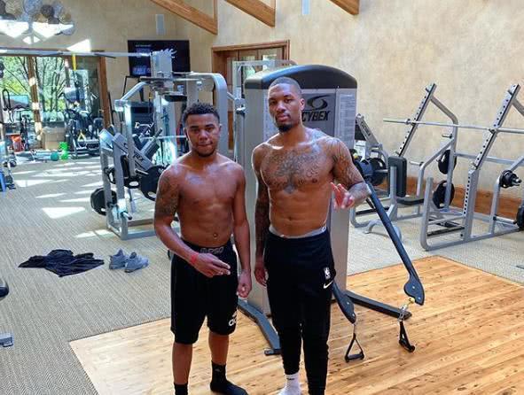 邓加：巴西球员和欧洲球员是不一样的，他们总想上场踢球（邓加：巴西球员与欧洲球员各异，始终渴望上场）