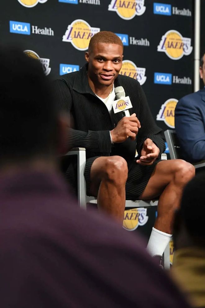 北京时间12月11日凌晨，皇马在欧冠联赛阶段第6轮主场1-2遭曼城逆转。（欧冠第6轮，皇马主场1-2遭曼城逆转（北京时间12月11日凌晨））