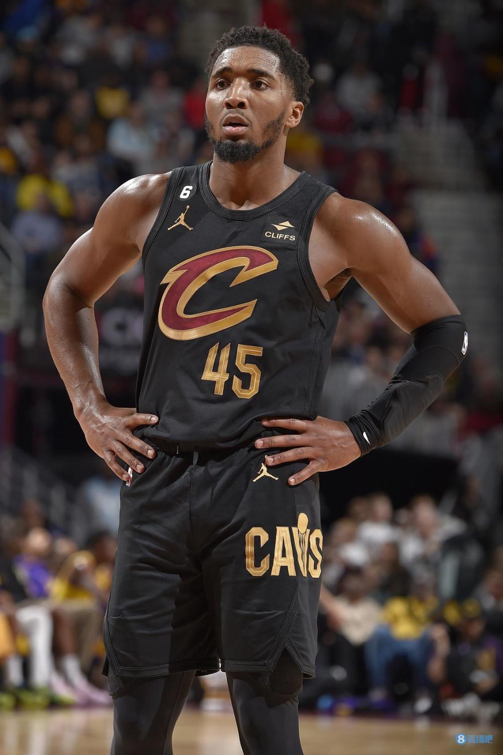 媒体人：亚泰其他工作人员好久没发薪了，坚持岗位是为爱发电（记者称亚泰多名员工久未领薪，仍因热爱坚守岗位）