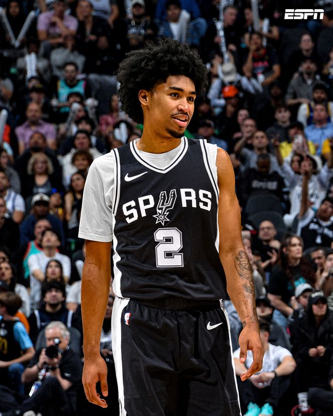 足协杯官方发布决赛纪念产品：纪念徽章38元，围巾58元（足协杯推出决赛纪念品：徽章38元、围巾58元）