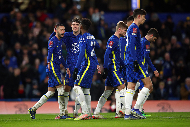 周深刘宇宁开启区间测步模式，最萌身高差引热议（周深与刘宇宁上演“区间测步”，反差萌身高差引发热议）